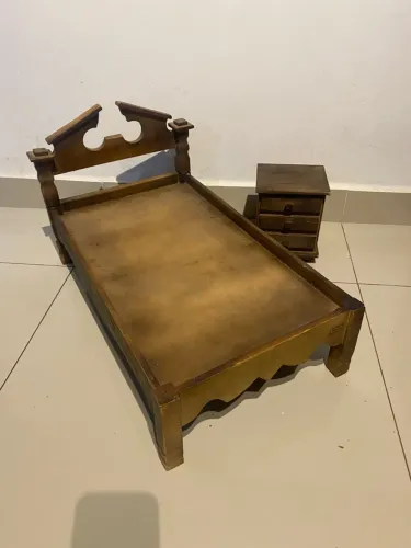 Cama e mesinha para ensaio fotográfico