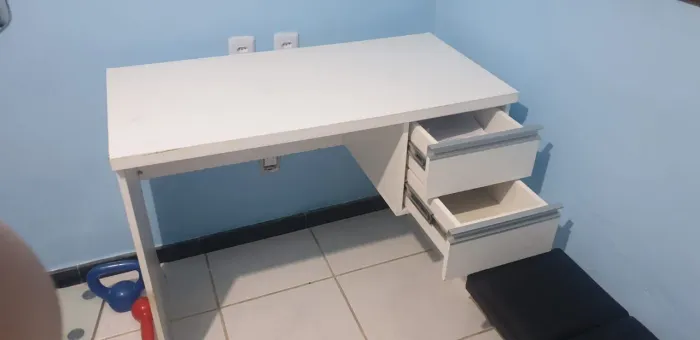 Escrivaninha para estudo/computador