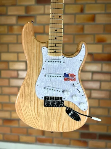 SX STRATOCASTER SWAMP ASH SST