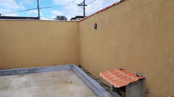 Aluga-se Belíssimo Sobrado , Com Quintal e Garagem .