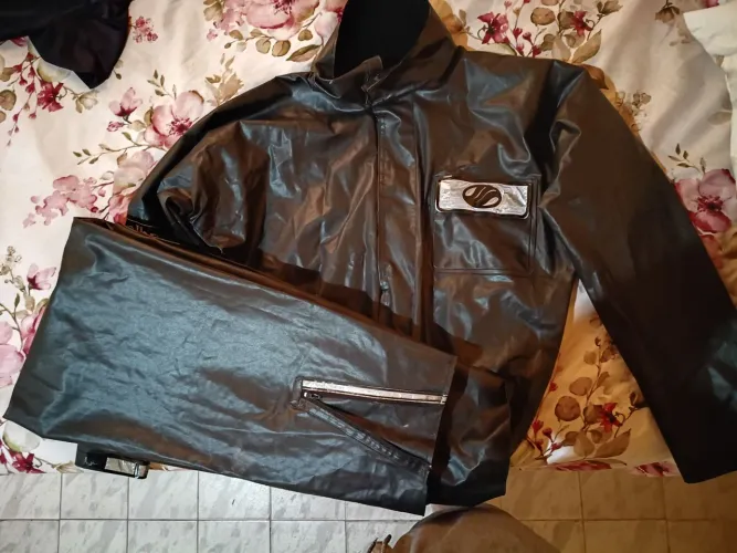 Capa de moto alba original tamanho G é melhor pra colocar a mochila da costa por dentro 