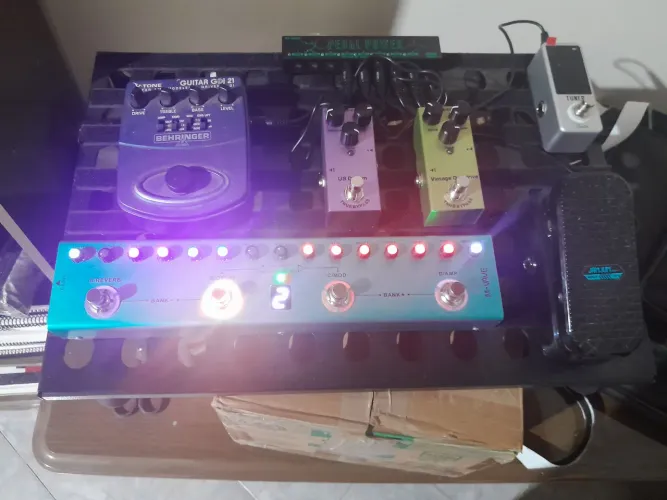 Vendo pedalboard com pedais e pedaleira