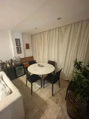 Apartamento com planta original de 4/4 revertido para 3 sendo uma suíte com closet