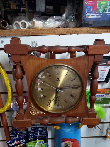Relógio de parede antigo funcionando. A pilha.