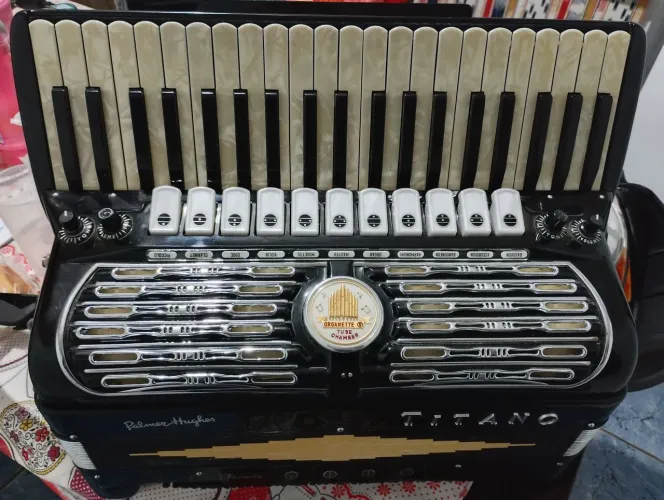 Vendo acordeon titano 4°de voz