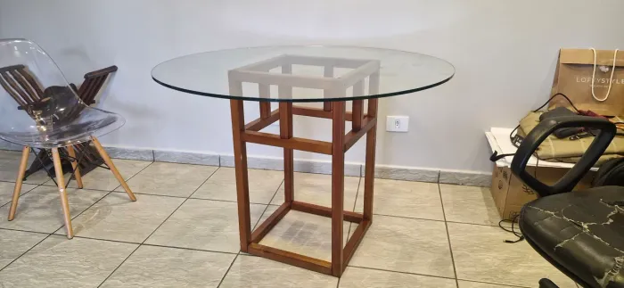Mesa de vidro com base de madeira