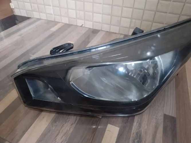 Farol HB20 lado motorista em bom estado 