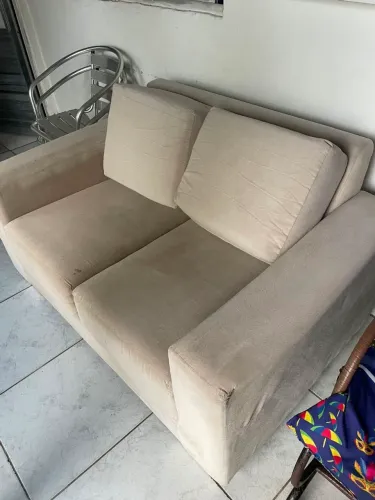 Sofá dois lugar conservado.