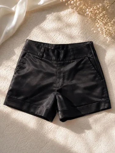 Short Feminino Preto em Cetim
