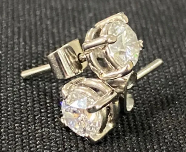 Par de brincos em ouro branco, com diamantes 100 pontos.