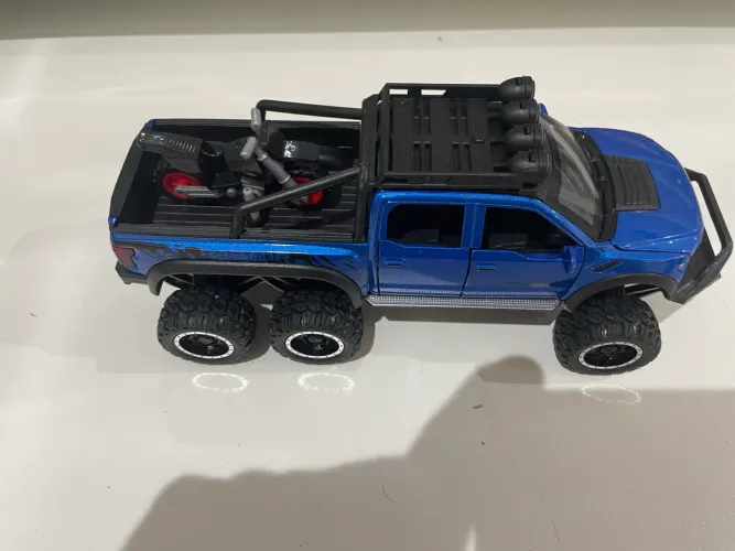 Miniatura emite som e acende faróis 
