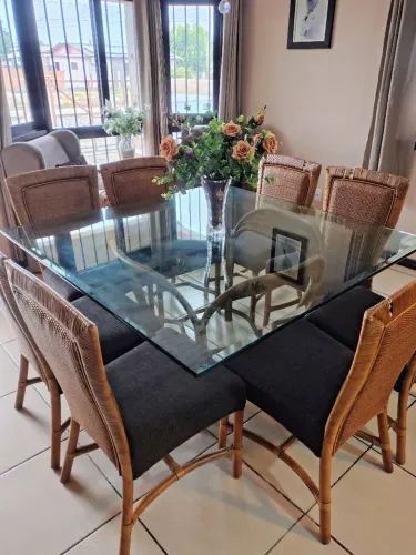 Mesa de vidro com 8 cadeiras