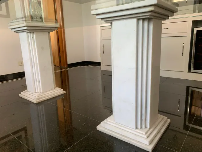 mesa jantar vidro 8 lugares + 2 colunas mármore branco