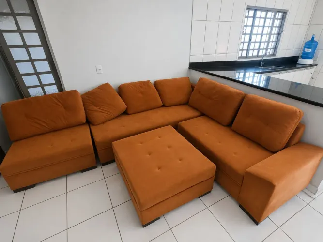 Sofá de 8 lugares mais puff central de camurça