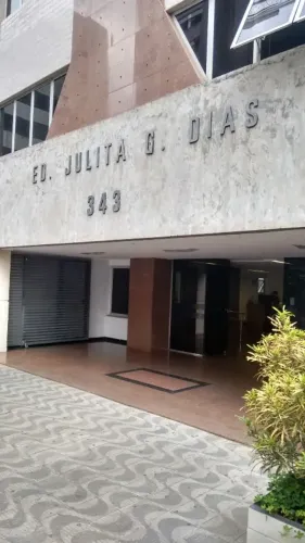 OPORTUNIDADE - SALA COMERCIAL ÁREA HOSPITALAR, ELEVADOR, VAGA DE GARAGEM