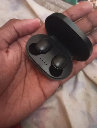 Fone bluetooth (Sem fio), dura mas de 5 horas e demora umas 2 horas para carregar.
