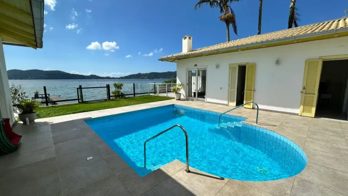 Casa de Alto Padrão à Beira da Lagoa - Florianópolis 