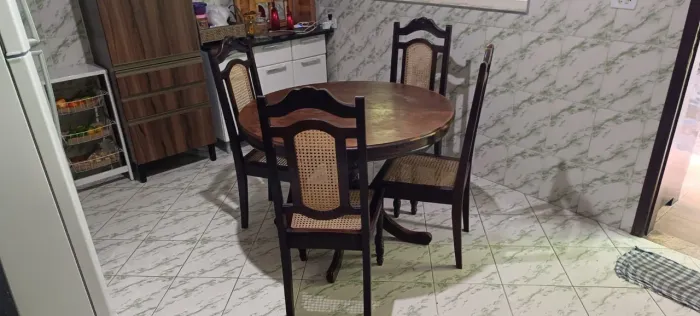 Vendo mesa com 04 cadeiras