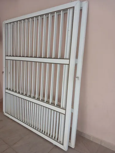Portão de alumínio branco usado em bom estado - vendo