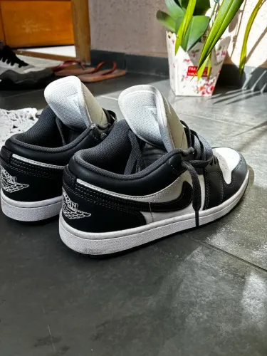 ? Air Jordan 1 Low (Preto, Cinza e Branco) - Semi Novo