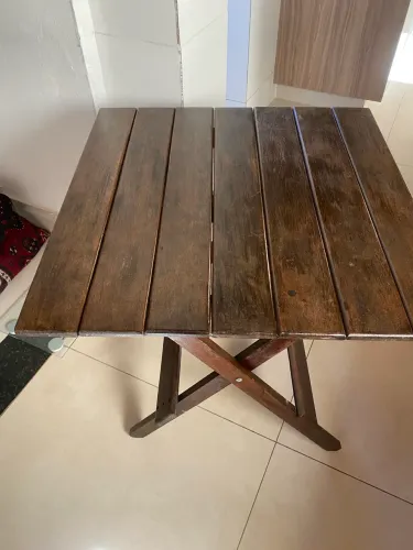 Vendo uma mesa madeira maciça 70 por 70 cm