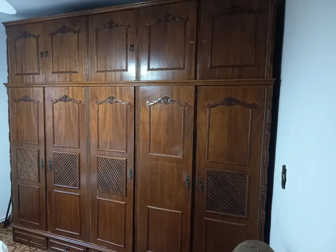 Vendo guarda roupa 5 portas com maleiro