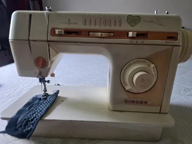 Maquina costura Singer Facita Plus antiga, perfeito estado, revisada .