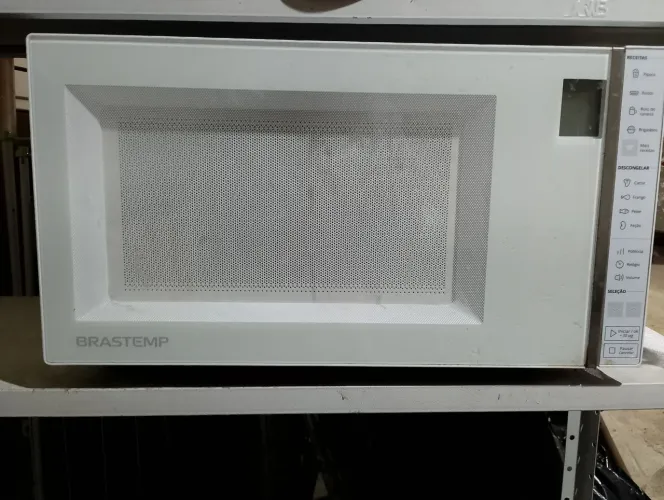 Forno de micro-ondas da marca Brastemp, modelo BMS45CBANA, projetado para operar em 127 V.