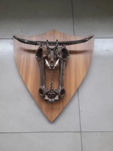 Obra de arte - Cabeça de Touro com peças de automóveis.