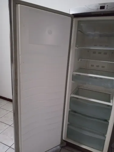 Vende um frizer 