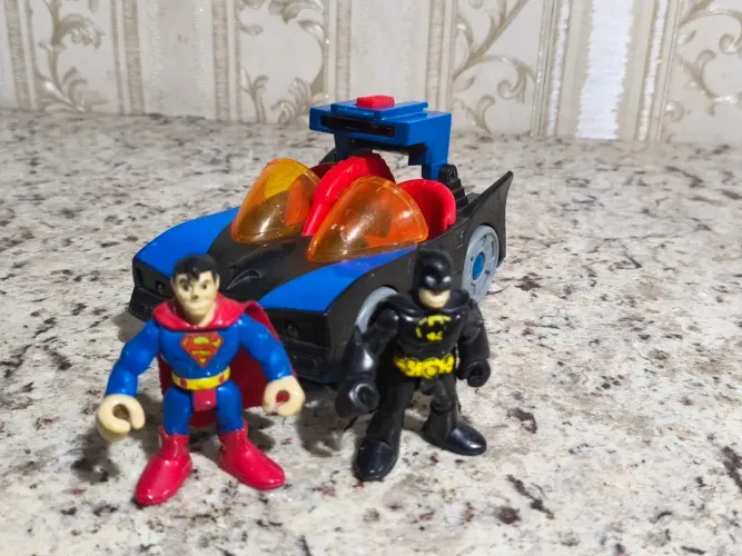 Batmóvel com os bonecos Batman e Superman Imaginext