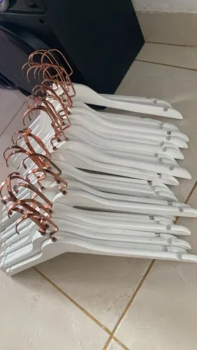 cabides brancos com gancho rosé para loja