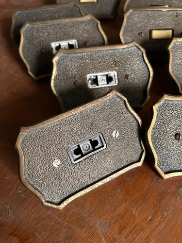 Lindo lote de espelhos/placas de interruptor e tomadas em estilo colonial antigo.