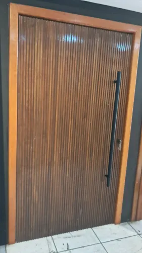 Porta pivotante 118x214mt madeira tauari 