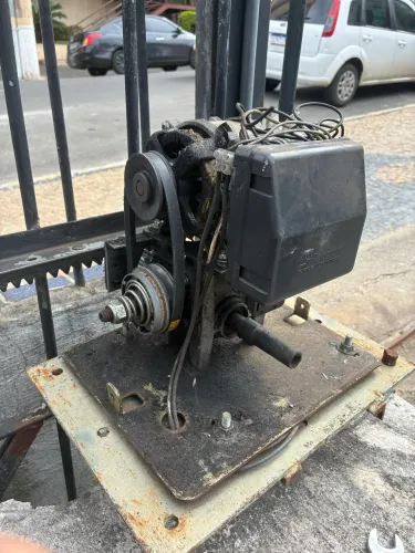 Manutenção de portão eletrônico.