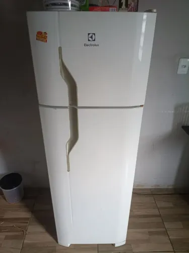 Faço conserto de geladeiras e frizer 