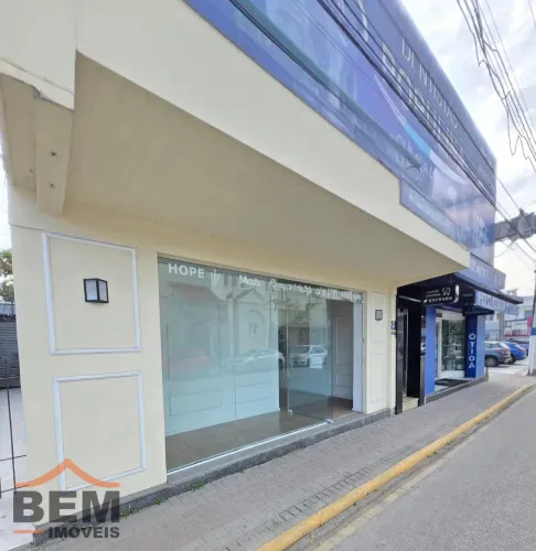 Sala comercial localizada no Centro de Camboriú