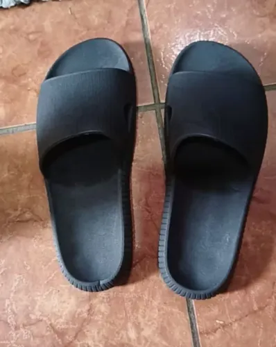Chinelo nuvem preto