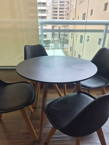 Vendo conjunto de mesa com 4 cadeiras modelo Leda