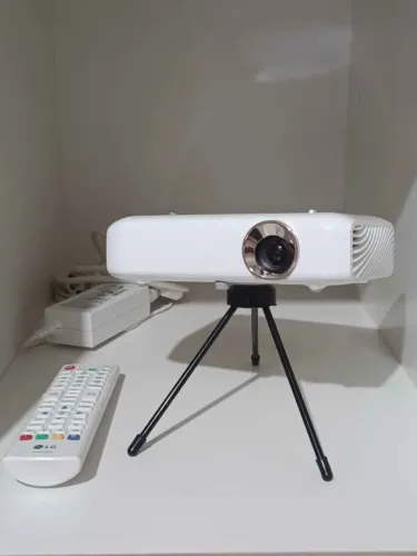 Projetor LG semi-novo experiência de cinema