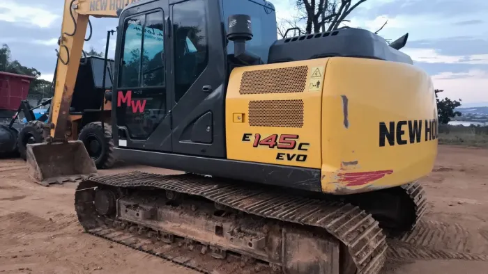 Escavadeira New Holland E145