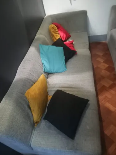Sofá 3 Lugares Cinza em Tecido com 6 Almofadas Coloridas