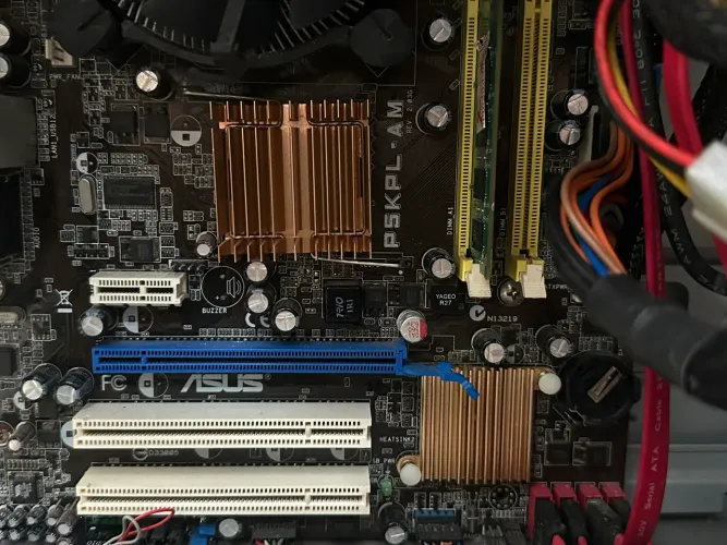 Gabinete de computador megaware com fonte e placa mãe 