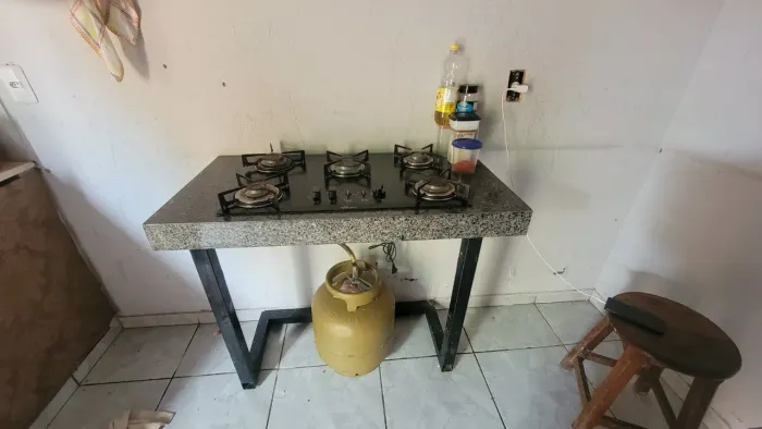 Fogão cooktop com pedra de mármore e base de ferro 