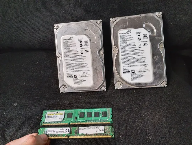 HDs de 500 gigas e memória de 4gigas cada HD e 50 , memória de 4 gigas e 30 reais .