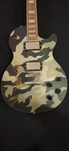 Guitarra Custom Autografada pela Banda SABATON