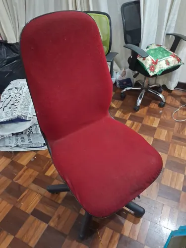 Cadeira de escritório giratória vermelha