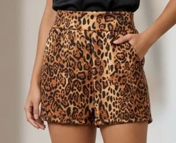 Short feminino crepe de malha com bolso