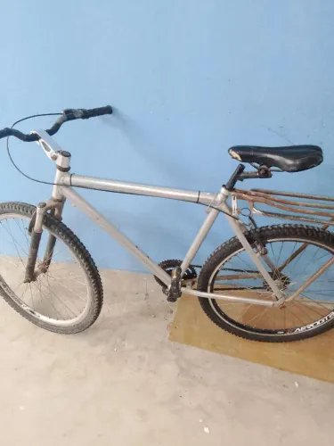 Vendo uma bicicleta de alumínio