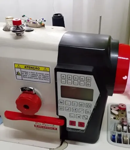 Máquina de costura reta eletrônica usada